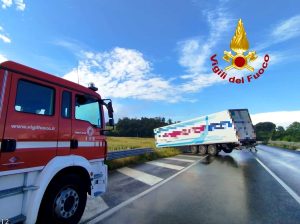 Camion contro il guardrail: paura per il serbatoio danneggiato, era pieno di gas naturale liquefatto / FOTO