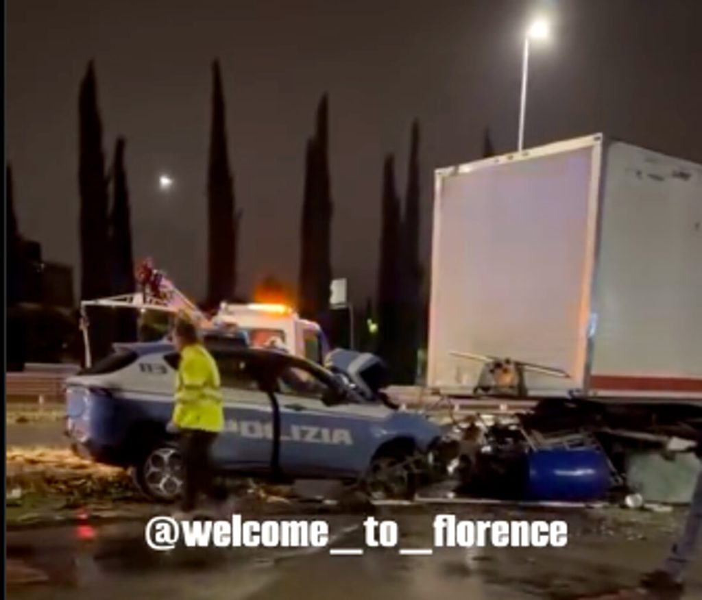 Incidente sul viadotto dell’Indiano, distrutta auto della polizia