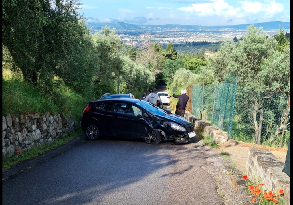 Incidente e auto di traverso: "Non si passa"