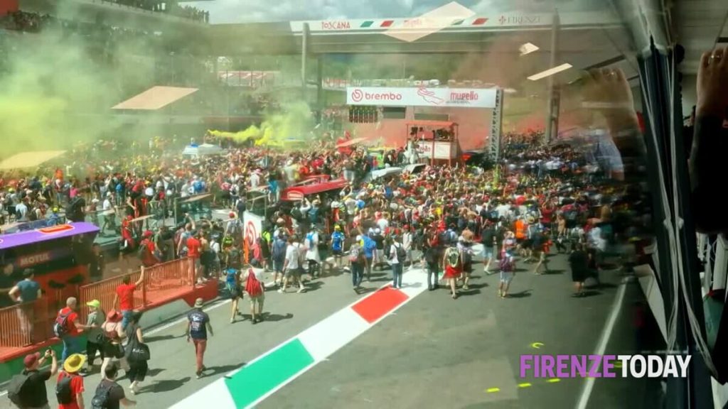 MotoGp: il pubblico impazzisce per Bagnaia e invade la pista / VIDEO