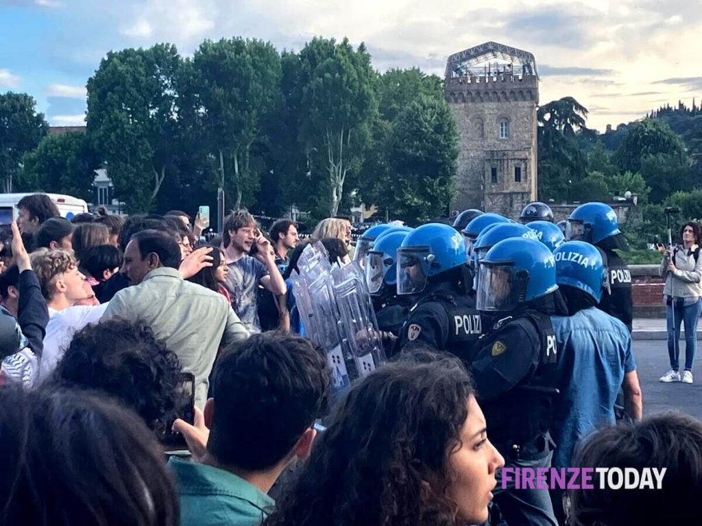 Manifestazione per la Palestina, tornano in piazza studenti e lavoratori: carica davanti al consolato FOTO