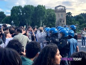 Manifestazione per la Palestina, tornano in piazza studenti e lavoratori: carica davanti al consolato  FOTO