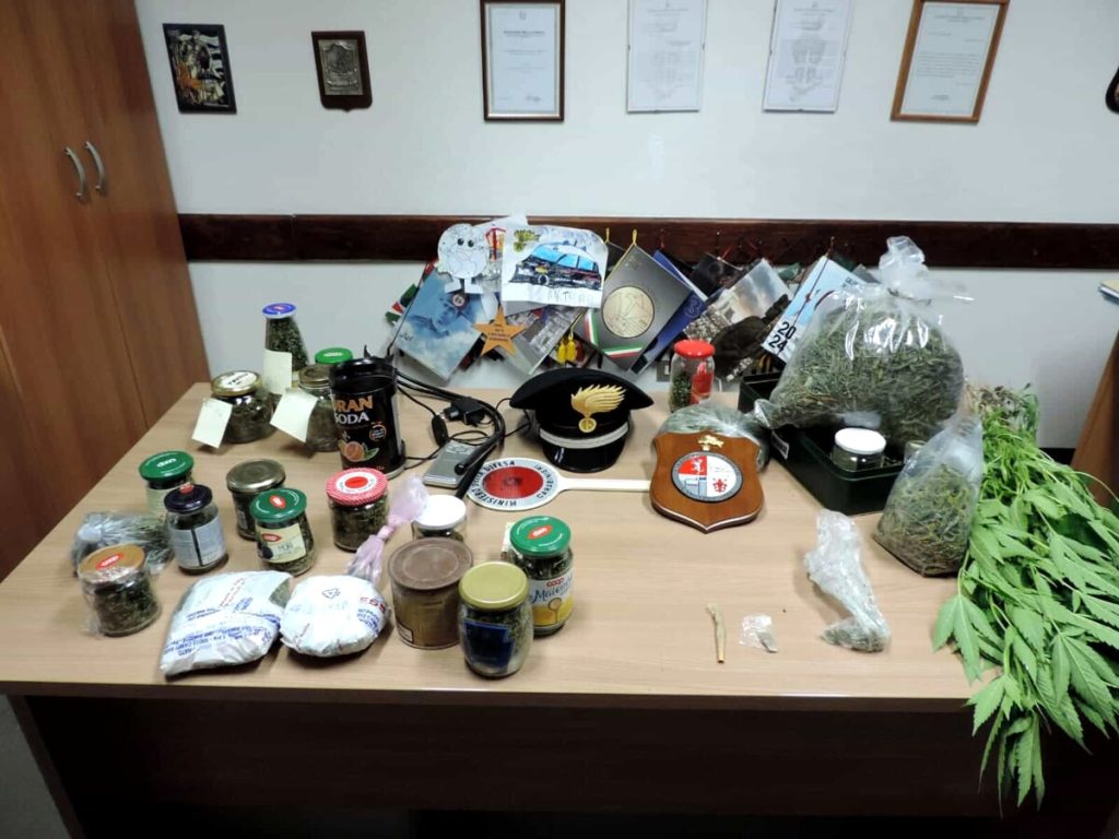 Campi Bisenzio, trovato con quasi due chili di marijuana in casa / FOTO