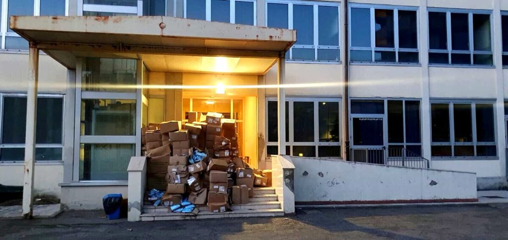 Fratelli d'Italia: "Migliaia di mascherine abbandonate sotto la pioggia" / FOTO