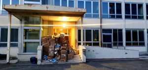 Fratelli d'Italia: "Migliaia di mascherine abbandonate sotto la pioggia" / FOTO