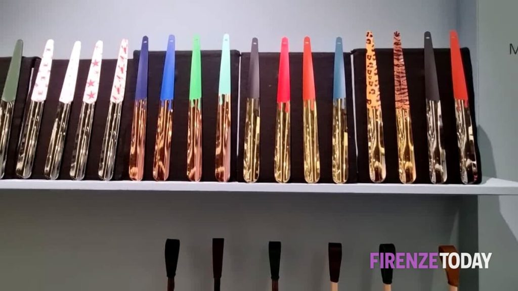 Pitti Uomo, grande successo per i calzascarpe di lusso: "Li vendiamo in tutto il mondo" / VIDEO