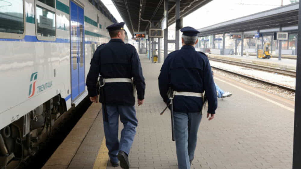 Addosso un “minimarket” della droga: arrestato