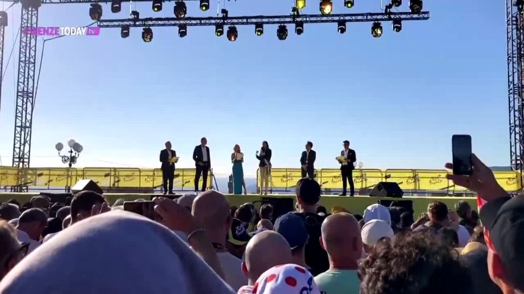 Tour de France, la presentazione è uno spettacolo da maglia gialla / FOTO / VIDEO