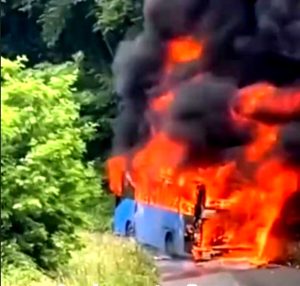 Autobus prende fuoco durante la corsa: paura in strada