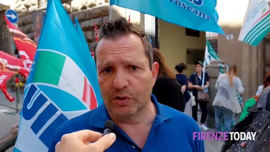 Ristorazione collettiva in sciopero, presidio anche a Firenze: "Comportamenti intollerabili, ennesima umiliazione a lavoratori e lavoratrici"