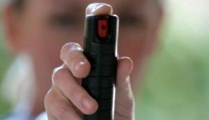 Sessantenne rapinato con lo spray al peperoncino 