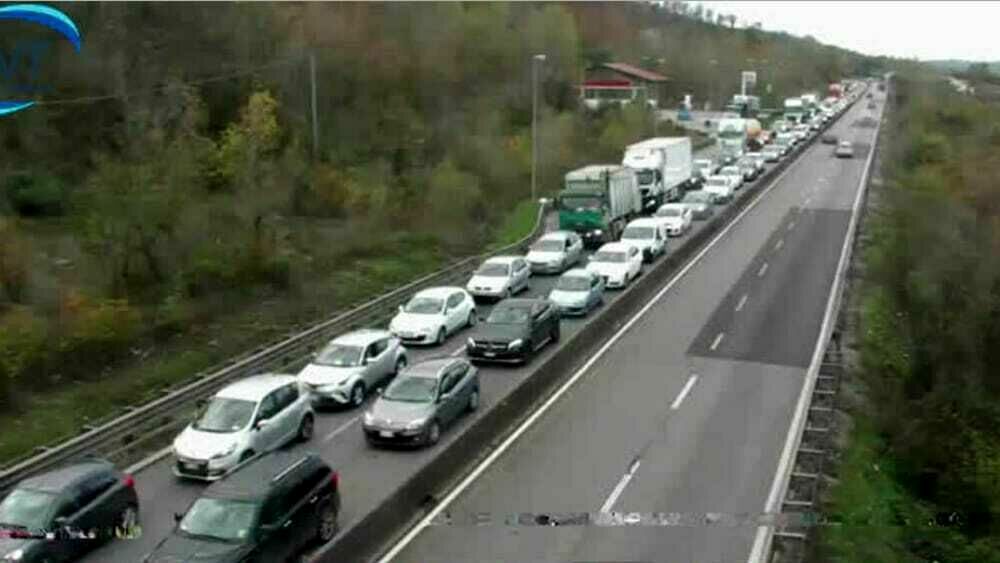 Incidente in FiPiLi: tir si intraversa sulla superstrada tra Lastra a Signa e Ginestra