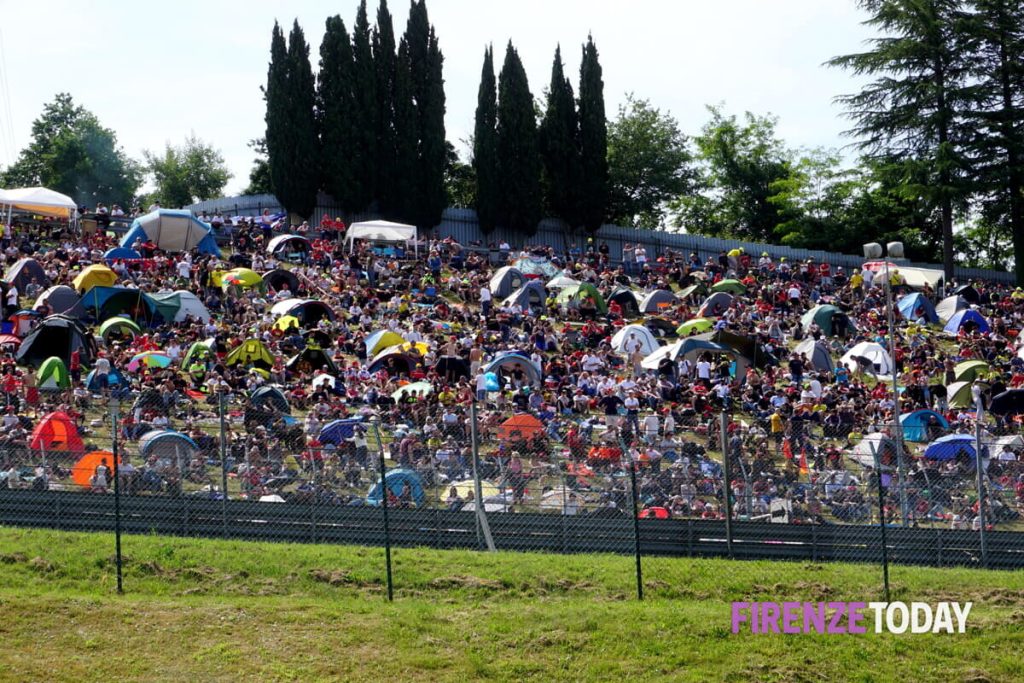 Mugello: il MotoGp si scalda tra pubblico, vip e ombrelline / FOTO