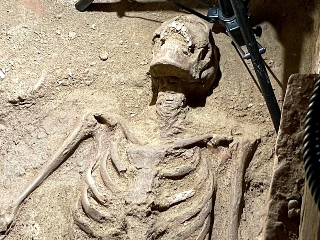 Abbazia di Settimo, scoperti un antico sepolcro e la testa di un cristo/ FOTO