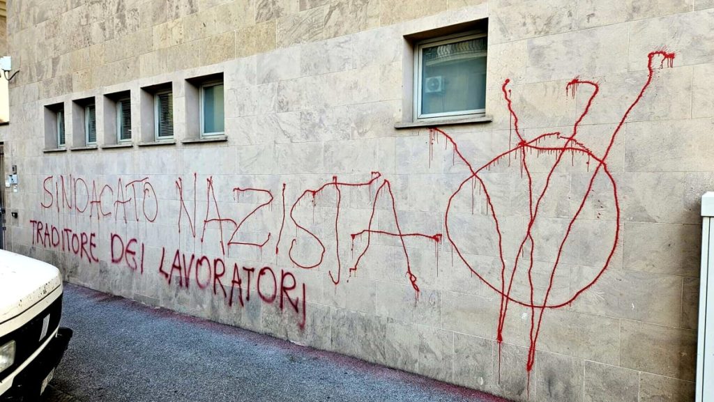 Vandali no vax imbrattano la sede della Cisl FOTO