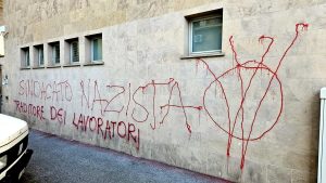 Vandali no vax imbrattano la sede della Cisl  FOTO
