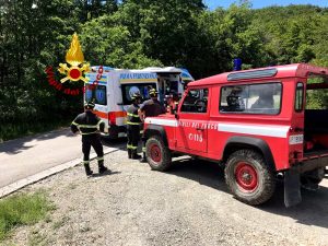Cade in moto in una zona impervia: salvato dai soccorsi