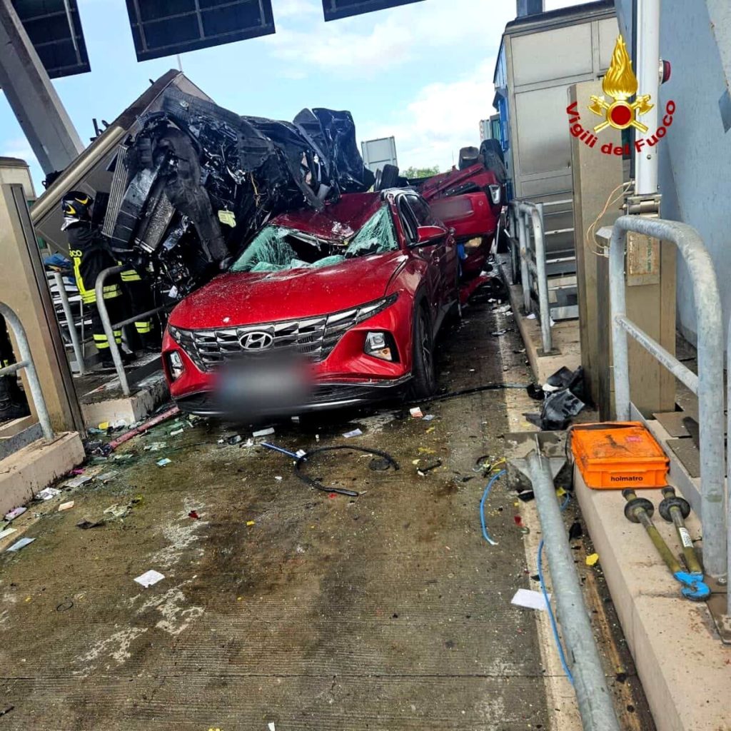 Tragedia a Rosignano | Maxi incidente al casello dell’autostrada: tre morti
