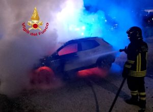 Auto in fiamme nel parcheggio dell’ospedale
