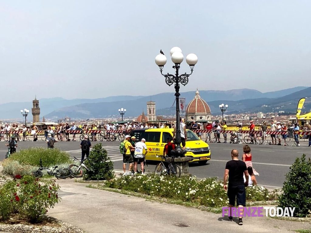 Il passaggio della carovana gialla da piazzale Michelangelo
