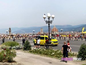 Il passaggio della carovana gialla da piazzale Michelangelo  