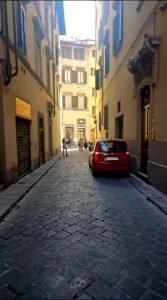 Centro: accesa lite davanti a un pub, lanciati cartelli stradali  VIDEO