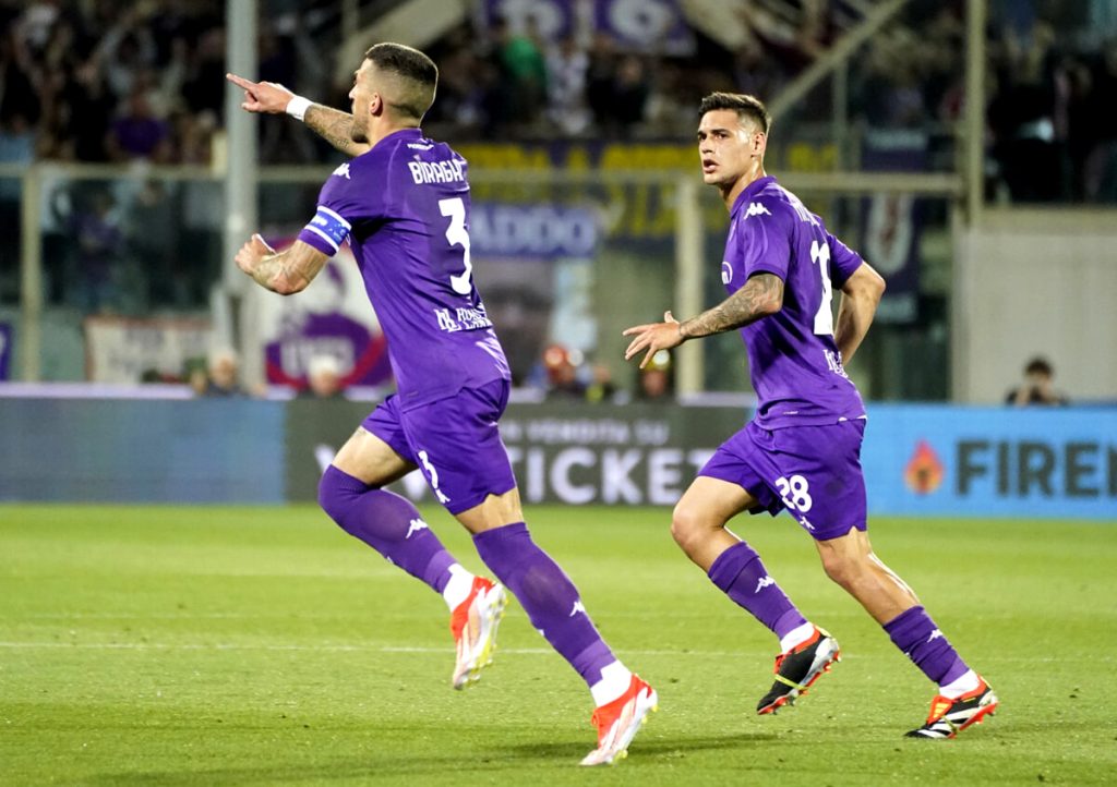 Fiorentina, svelata la nuova maglia da trasferta / FOTO