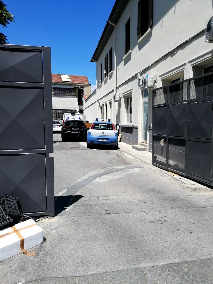 Lavoratori irregolari e altre violazioni: al Macrolotto sette aziende sospese