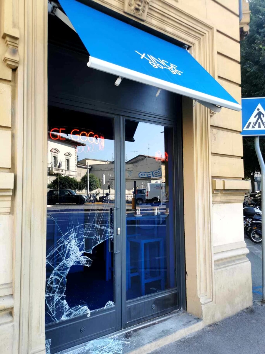 Altra notte, altra spaccata: vetrina infranta in un ristorante