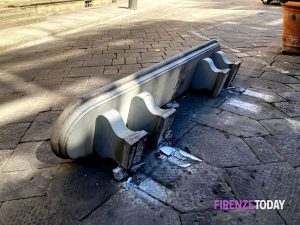 Abbatte una panchina in piazza San Firenze: rintracciato dalla municipale