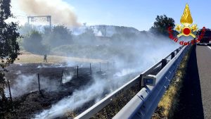 Incendio vicino ai binari: treni in tilt, cancellazioni e maxi ritardi / FOTO