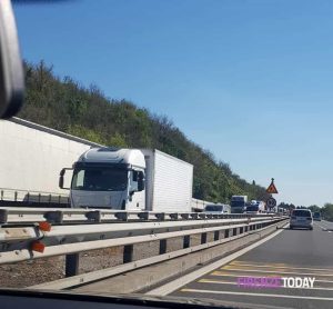Camion in fiamme sulla A1, traffico bloccato