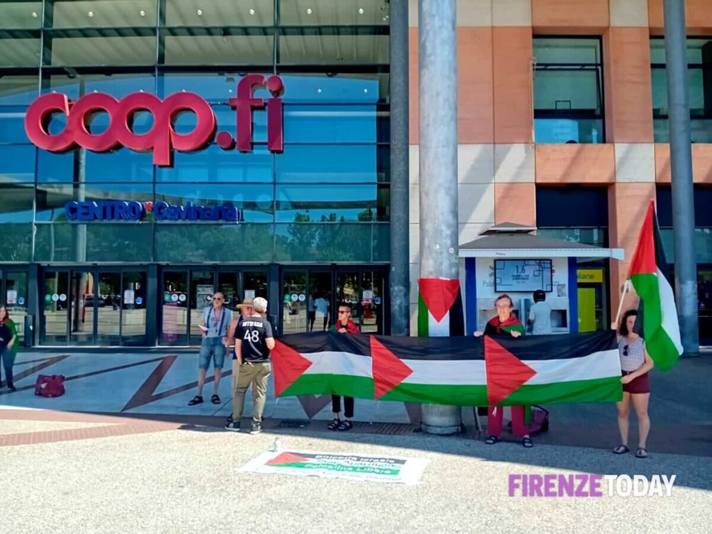 Attivisti per la Palestina di fronte alle Coop: "No ai prodotti israeliani" / FOTO