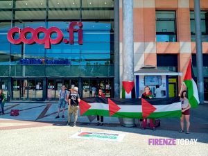 Attivisti per la Palestina di fronte alle Coop: "No ai prodotti israeliani" / FOTO