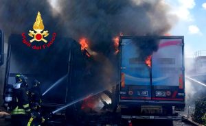 Due camion a fuoco / FOTO