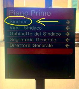 Palazzo Vecchio, cambia anche la targhetta: 'Sindaca' al femminile, consigliere della Lista Schmidt protesta