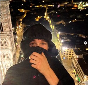 Si arrampica sulla cupola del Brunelleschi e posta il video su Instagram / VIDEO