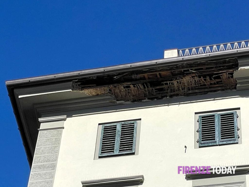 Casca il cornicione di un palazzo, paura in Sant'Ambrogio / FOTO