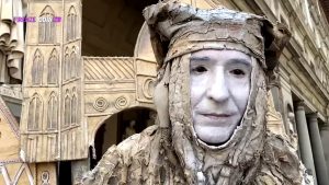 L'urlo del Dante degli Uffizi: "C'è gente sui social che per un like venderebbe anche la mamma" / VIDEO