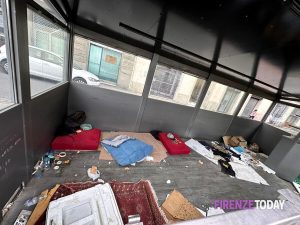 Degrado in un fondo commerciale occupato da un anno, i residenti: “Basta non ne possiamo più” / FOTO