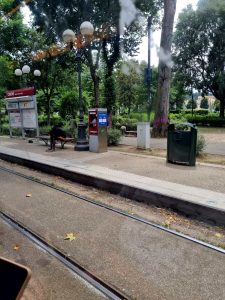 Sniffata en plein air, la denuncia: “Piazza Paolo Uccello ormai è la succursale delle Cascine” / FOTO