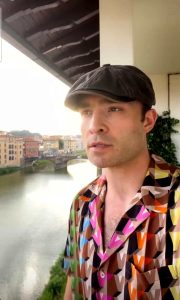 Ed Westwick, il Chuck Bass di Gossip Girl, a Firenze con la futura moglie / VIDEO
