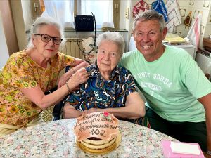 102 anni, Fernanda festeggiata dal Quartiere: per lei 'record' di residenza nella stessa via / FOTO