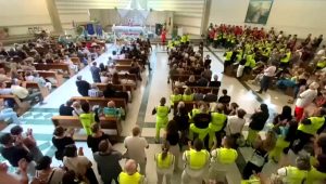 Più di mille persone per l'ultimo saluto a Bianchini: "Ci mancherai" / VIDEO / FOTO
