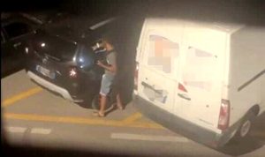 Furti su auto: sfonda serie di finestrini, incastrato dalle telecamere