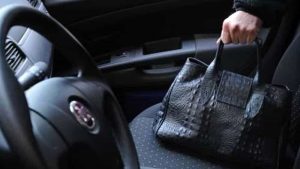 “Le sono cadute delle monete..”. E le rubano la borsa