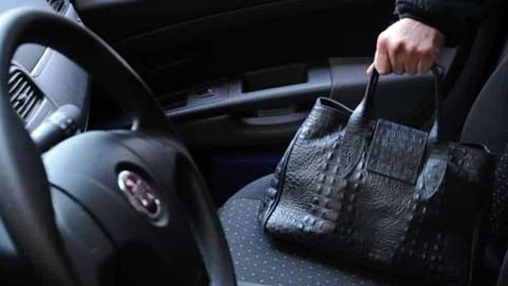 “Le sono cadute delle monete..”. E le rubano la borsa