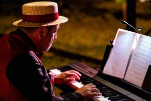 "Grillo Swing":  5 serate nei 5 quartieri di Firenze dedicate al Grillo Canterino ed accompagnate dalle musiche di Odoardo Spadaro