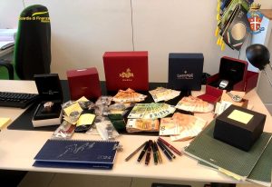 Ricettazione, riciclaggio, usura, droga: tutto ruotava attorno ad insospettabile gioielliere, maxi sequestro della Finanza