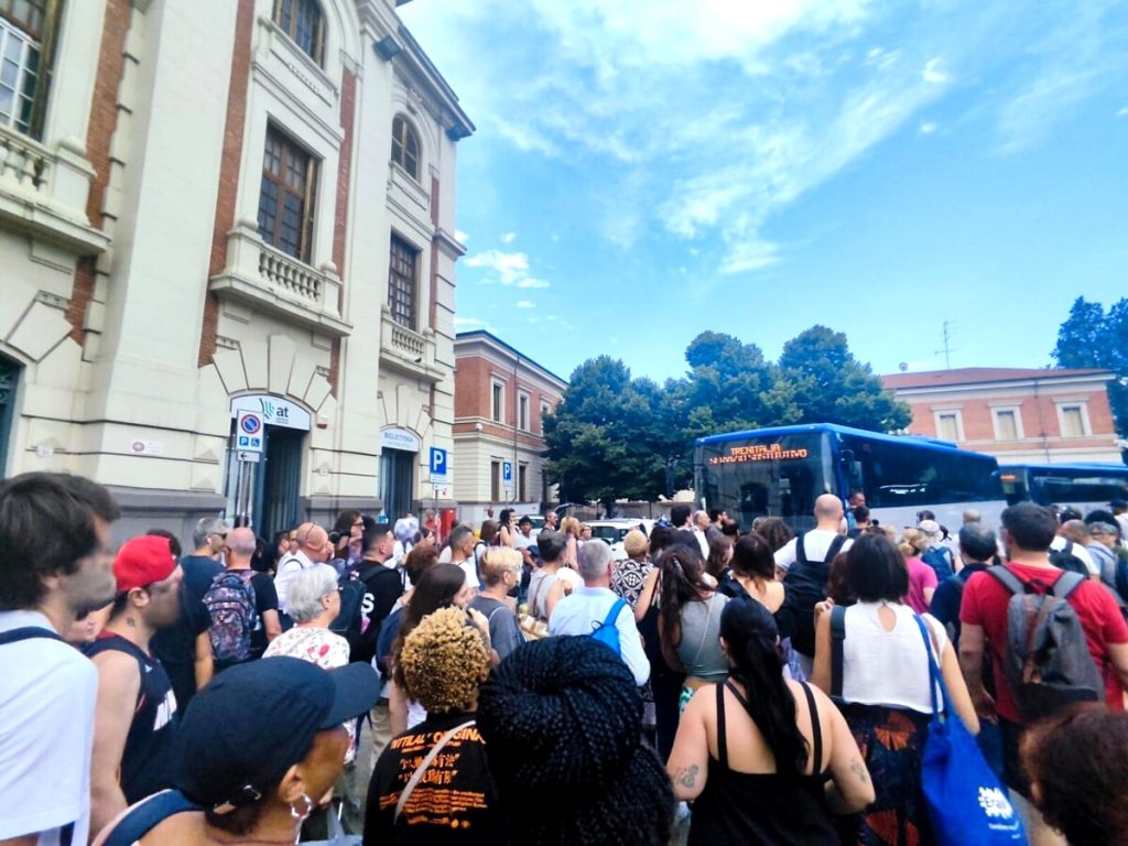 Treni, ancora problemi: “Da Firenze a Pistoia ci abbiamo messo 2 ore e 40 minuti” / FOTO / VIDEO